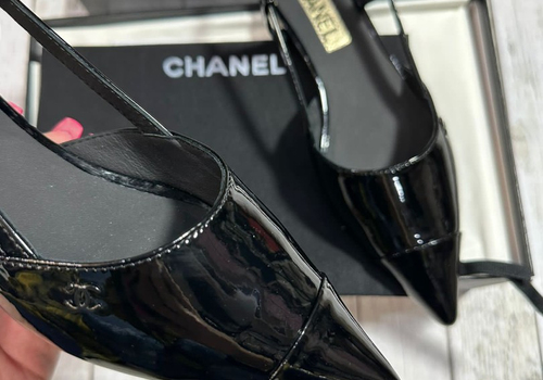 Кожаные лаковые черные босоножки Chanel