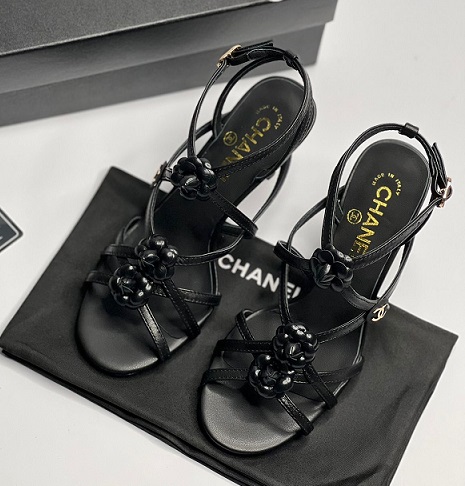 Кожаные черные босоножки на каблуке Chanel