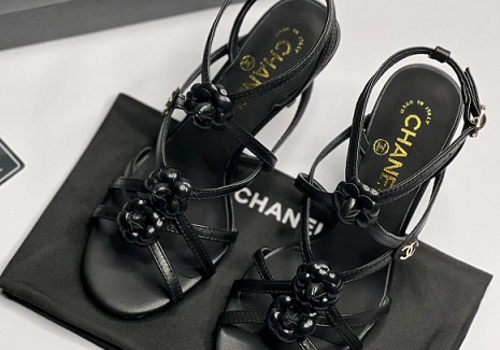 Кожаные черные босоножки на каблуке Chanel