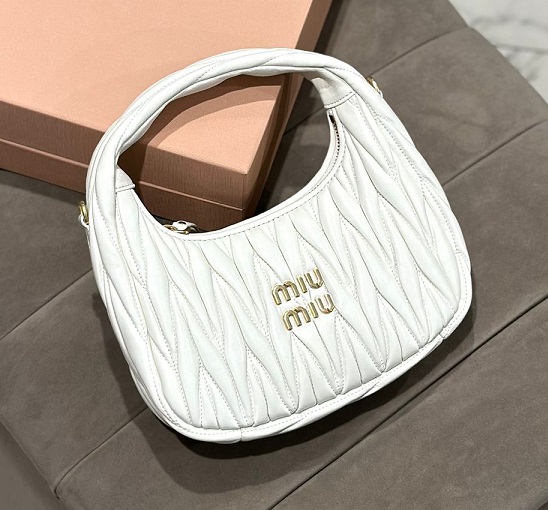 Женская кожаная сумка Miu Miu Wander mini hobo 20 см белая