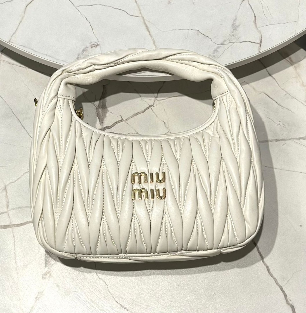 Женская кожаная сумка Miu Miu Wander hobo 20 см белая