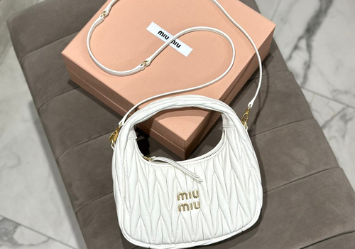 Женская кожаная сумка Miu Miu Wander mini hobo 20 см белая