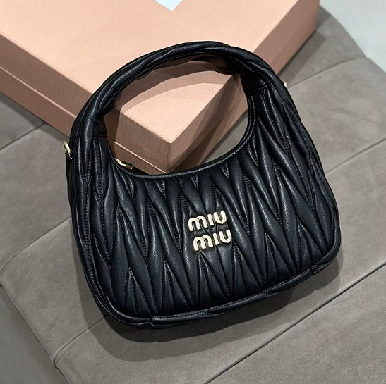 Женская кожаная сумка Miu Miu Wander mini hobo 20 черная