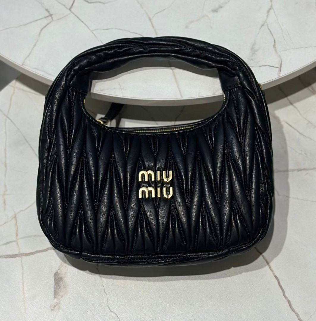 Женская кожаная сумка Miu Miu Wander hobo 20 черная