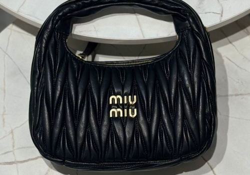 Женская кожаная сумка Miu Miu Wander hobo 20 черная