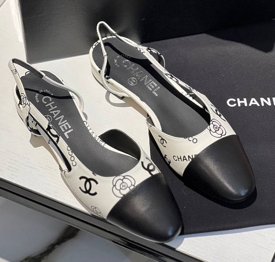 Белые кожаные босоножки Chanel