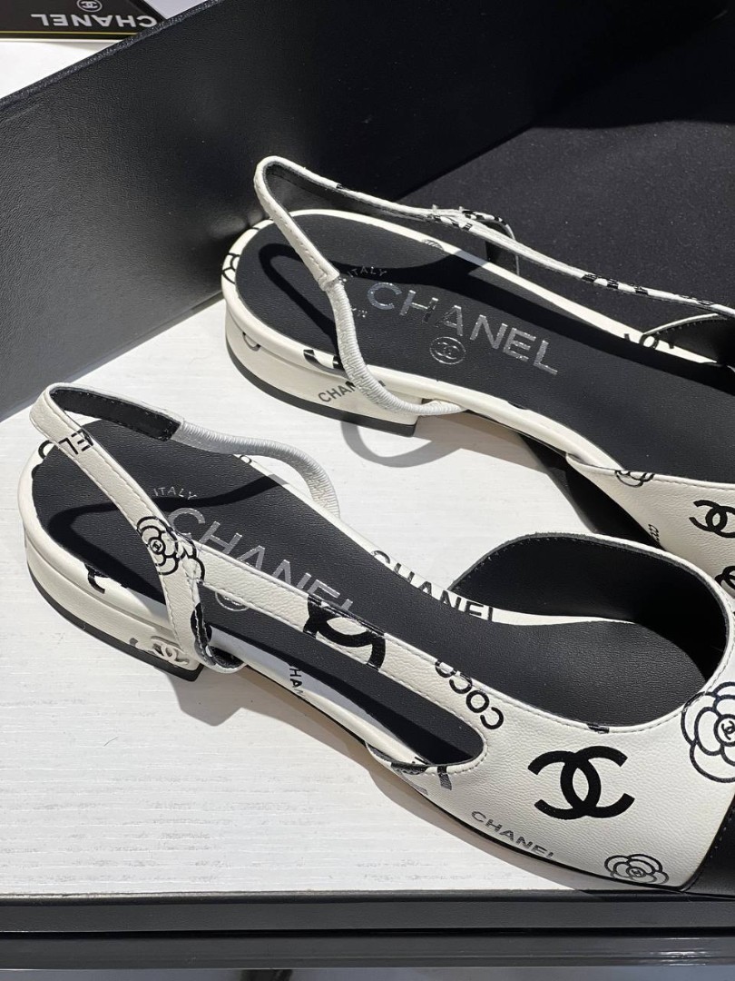 Белые кожаные босоножки Chanel