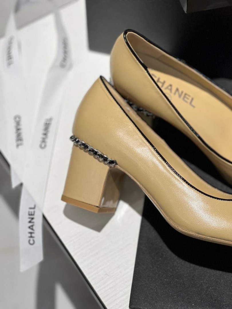 Кожаные бежевые туфли Chanel