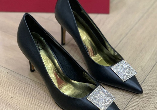 Кожаные черные женские туфли Valentino Garavani