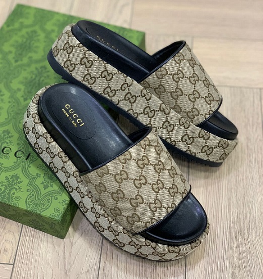 Женские шлепки Gucci бежевые