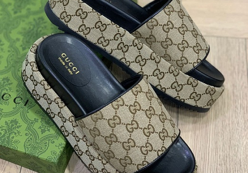 Женские шлепки Gucci бежевые