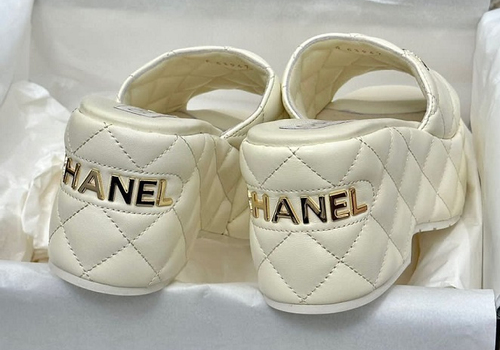 Кожаные белые мюли Chanel