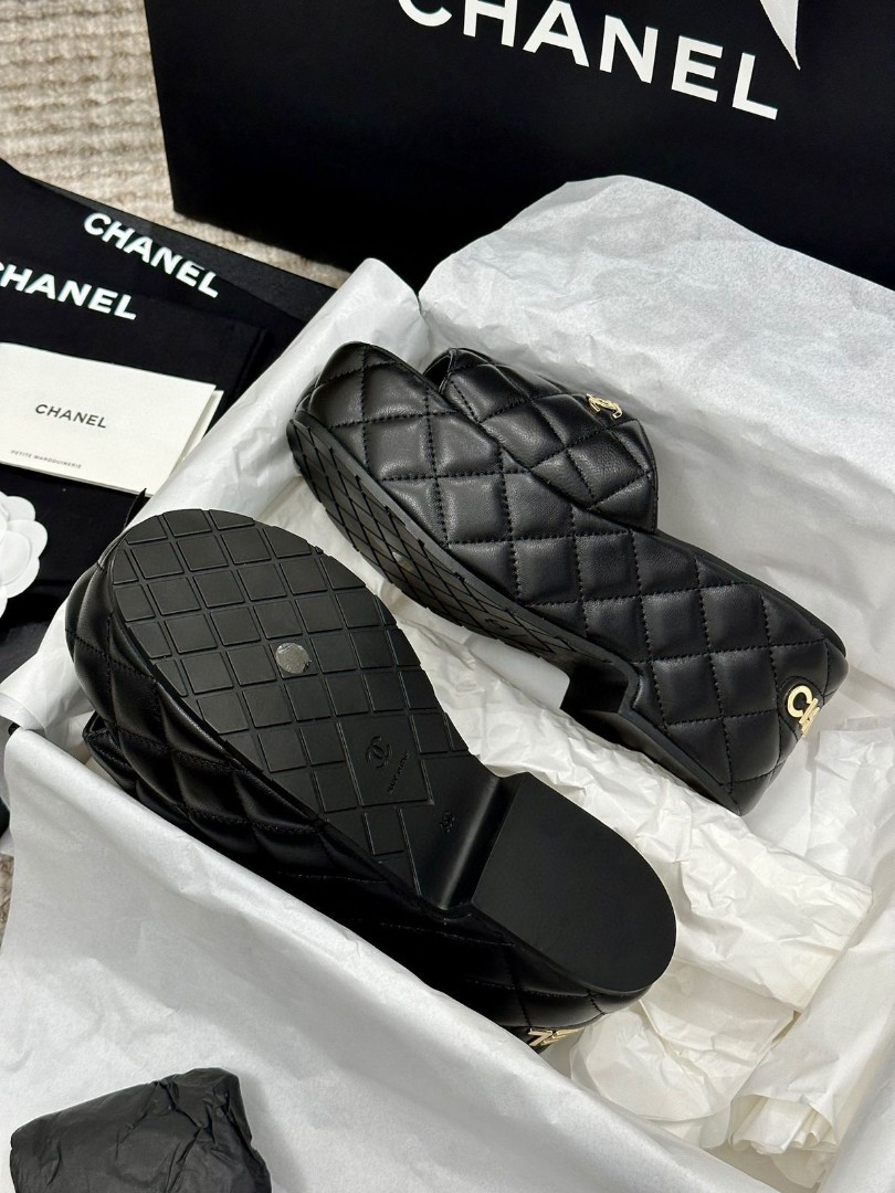 Кожаные черные мюли Chanel