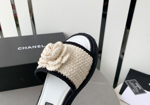 Белые шлепки Chanel