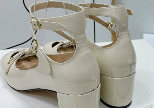 Женские молочные лаковые туфли Christian Dior Aime