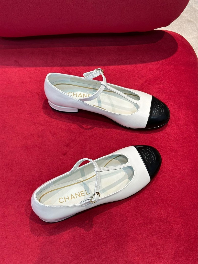 Кожаные туфли Chanel белые