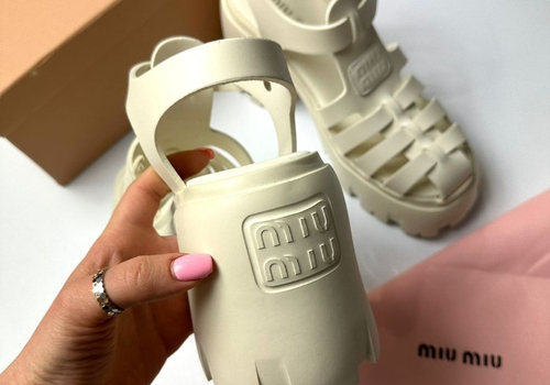 Женские молочные сандалии Miu Miu