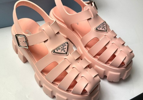 Резиновые розовые сандалии Prada на толстой подошве