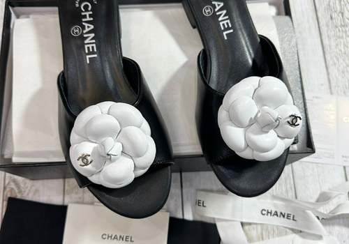 Женские кожаные черные мюли Chanel