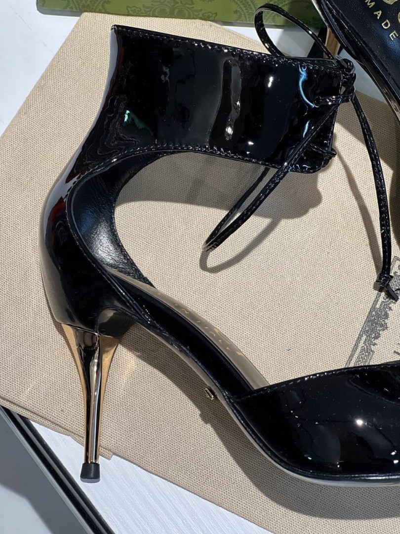 Женские кожаные лаковые черные туфли Gucci