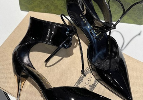 Женские кожаные лаковые черные туфли Gucci