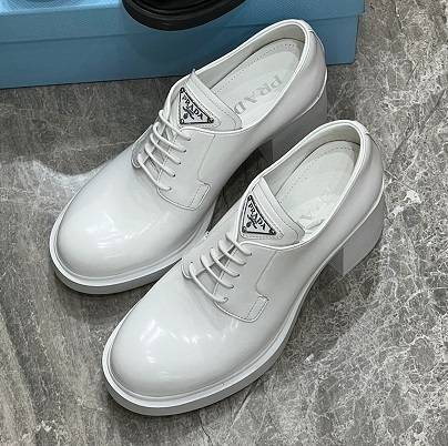 Женские кожаные белые туфли Prada