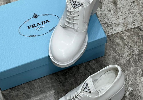 Женские кожаные белые туфли Prada