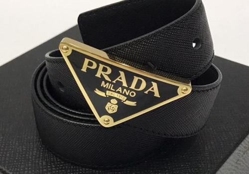 Женский кожаный ремень Prada черный