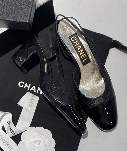 Кожаные черные босоножки Chanel Slingback