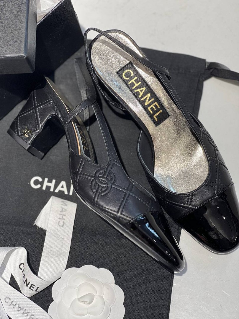 Кожаные черные босоножки Chanel Slingback