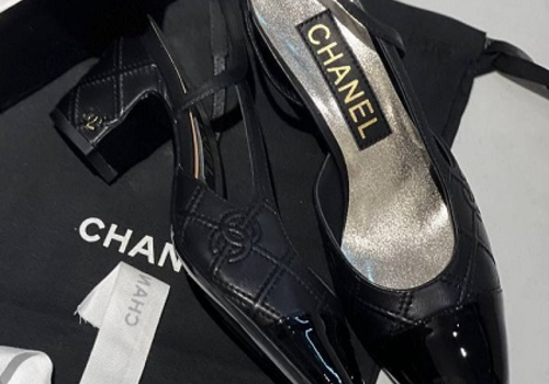 Кожаные черные босоножки Chanel Slingback