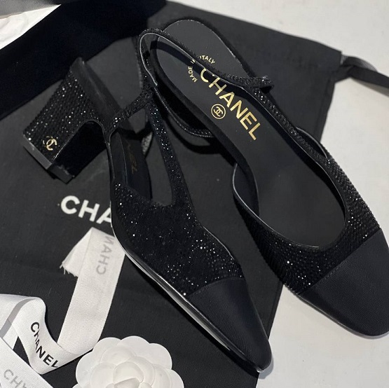 Черные босоножки со стразами Chanel Slingback