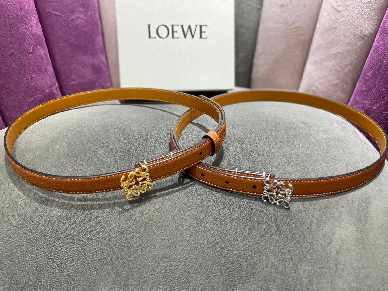 Женский узкий кожаный ремень Loewe коричневый