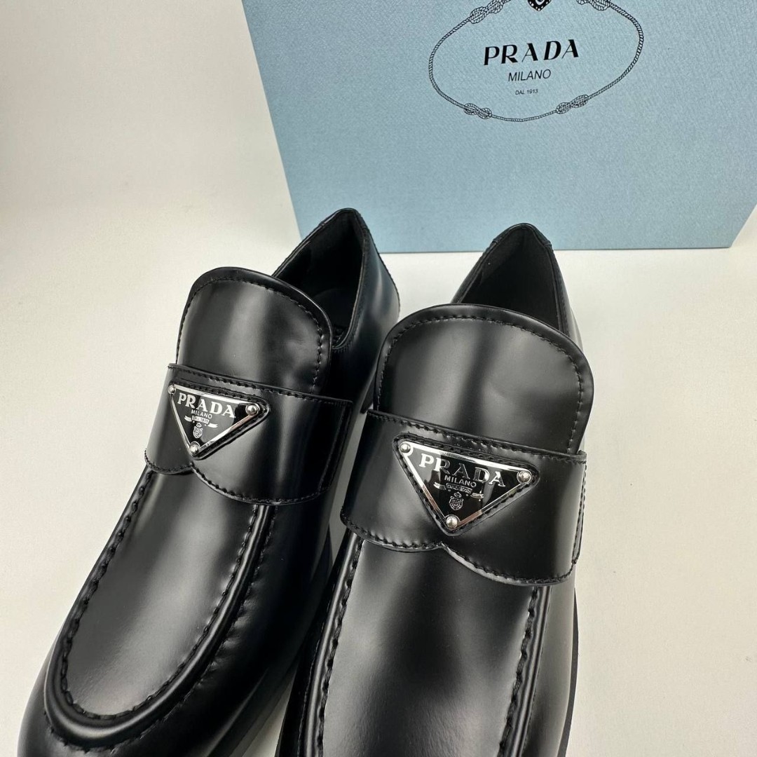 Кожаные женские лоферы Prada Patent