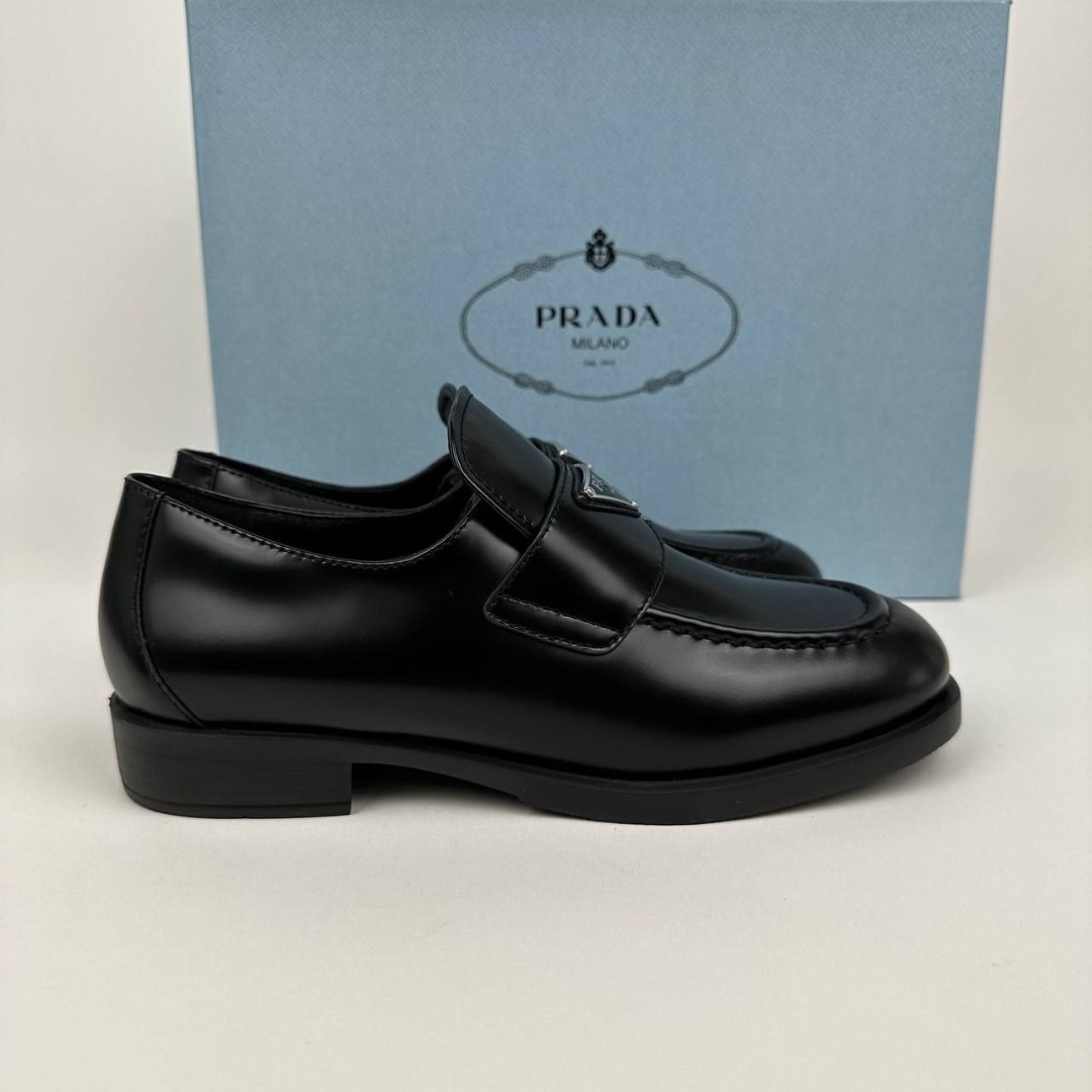 Кожаные женские лоферы Prada Patent