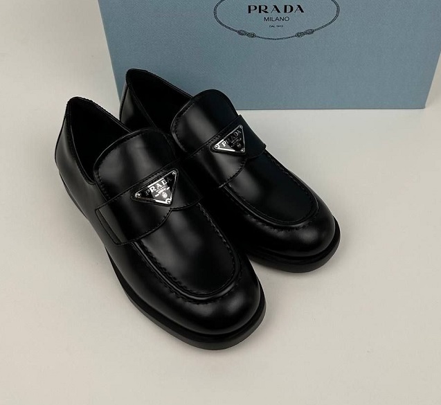 Кожаные женские лоферы Prada Patent