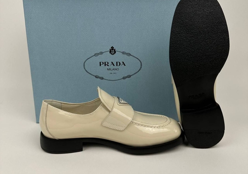 Кожаные бежевые женские лоферы Prada Patent