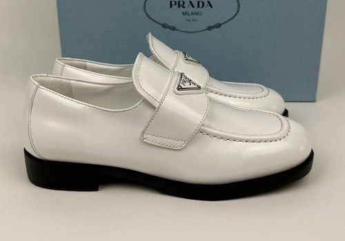 Кожаные белые женские лоферы Prada Patent