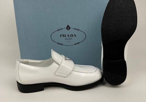 Кожаные белые женские лоферы Prada Patent