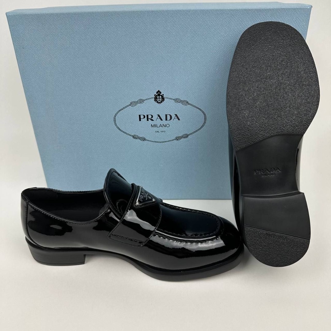 Кожаные лаковые женские лоферы Prada Patent