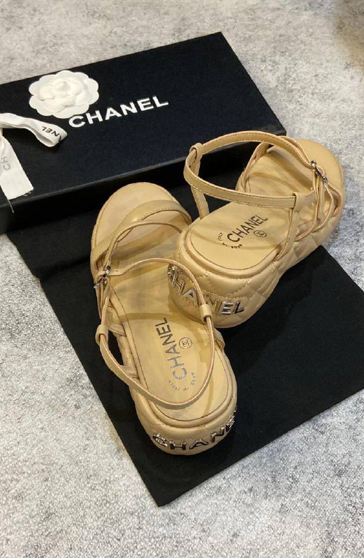 Кожаные бежевые босоножки Chanel