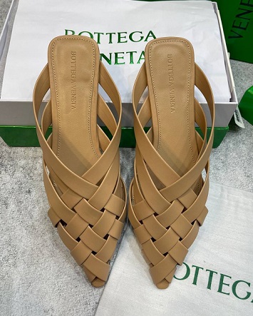 Кожаные бежевые мюли Bottega Veneta