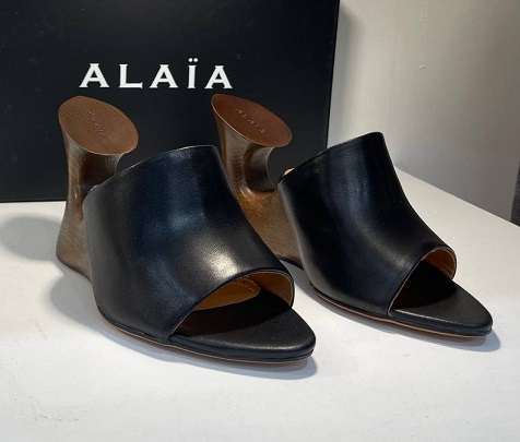 Ченые кожаные босоножки Alaia