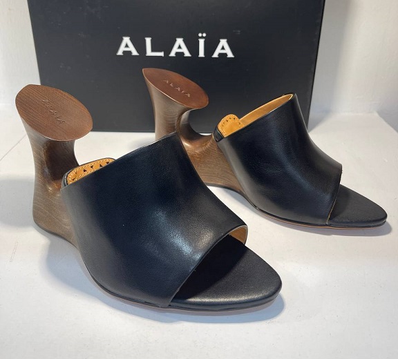 Ченые кожаные босоножки Alaia