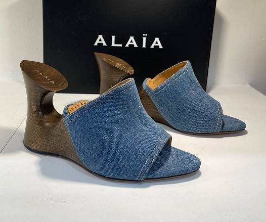 Голубые босоножки Alaia из текстиля