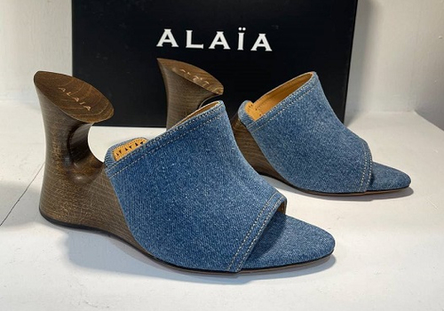 Голубые босоножки Alaia из текстиля