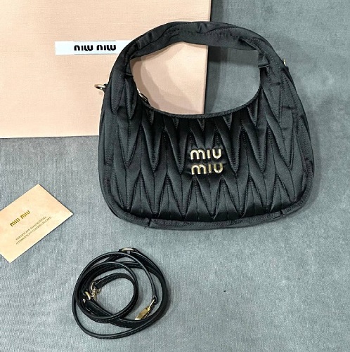 Женская сумка из сатина Miu Miu Wander mini hobo 17,5 см черная