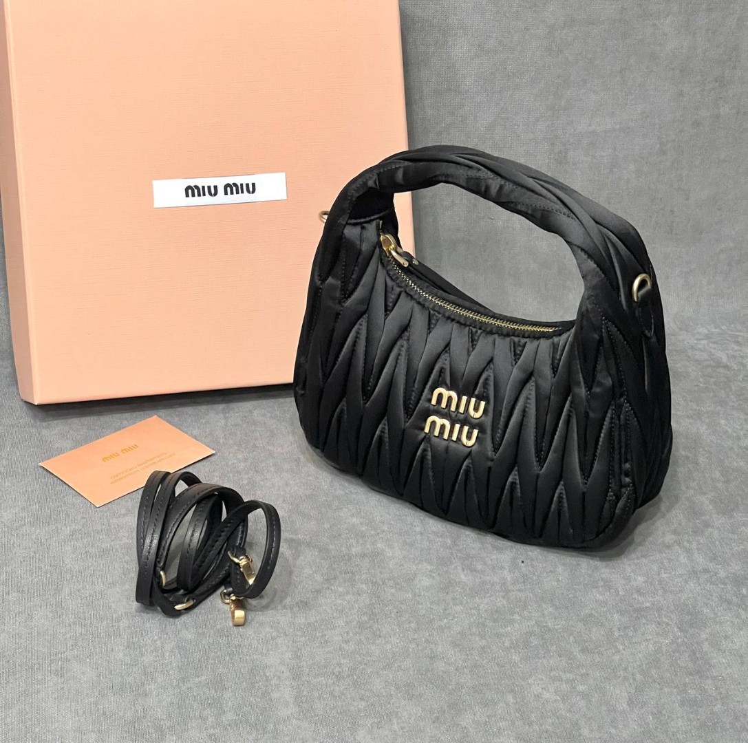 Женская сумка из сатина Miu Miu Wander mini hobo 17,5 см черная