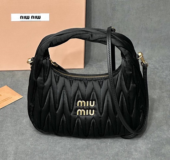 Женская сумка из сатина Miu Miu Wander mini hobo 17,5 см черная