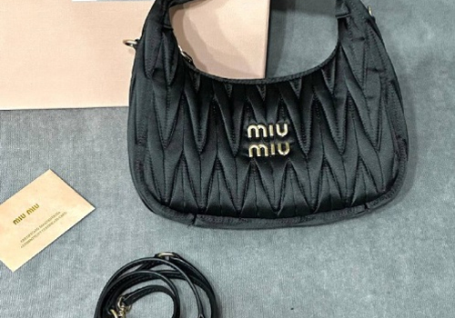 Женская сумка из сатина Miu Miu Wander mini hobo 17,5 см черная